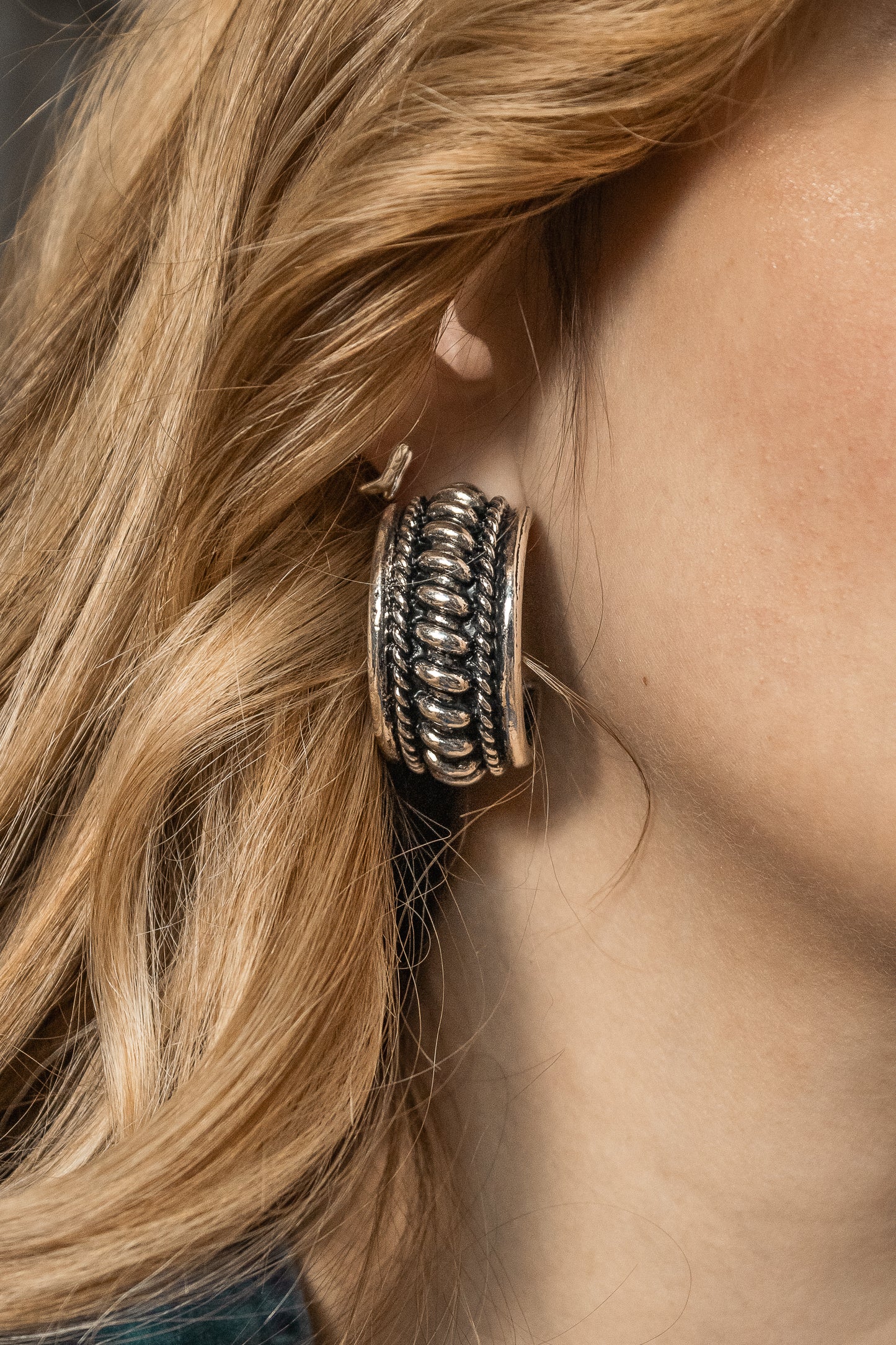 Lariat Twist Hoop Earrigs